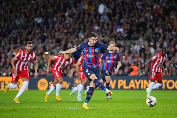 Lewandowski sút hụt Penalty. Ảnh: GETTY