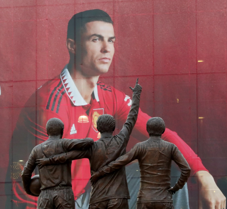 MU có động thái đầu tiên, tương lai Ronaldo coi như ngã ngũ? 215001