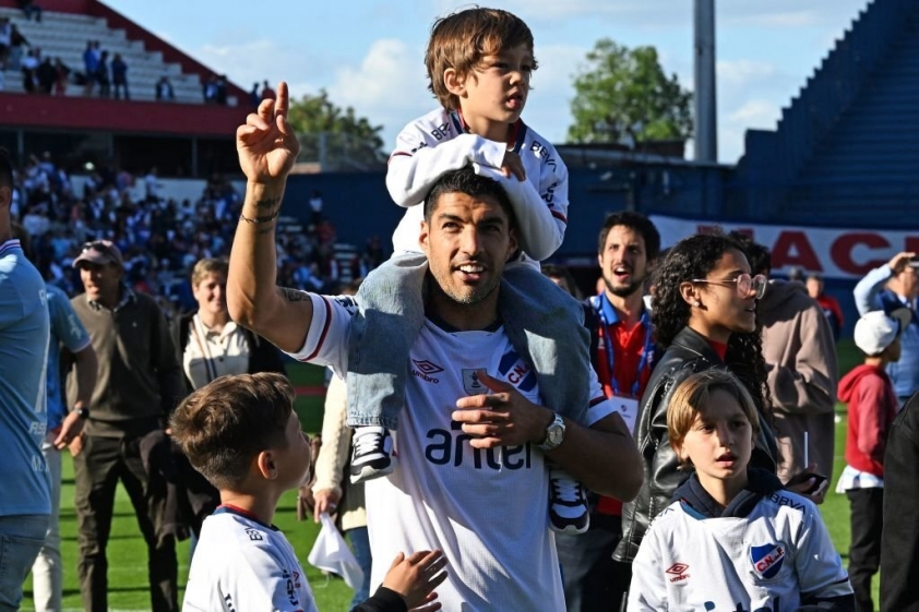 Suarez rơi nước mắt, chuẩn bị tái hợp Messi ở bến đỗ khó tin? 215231