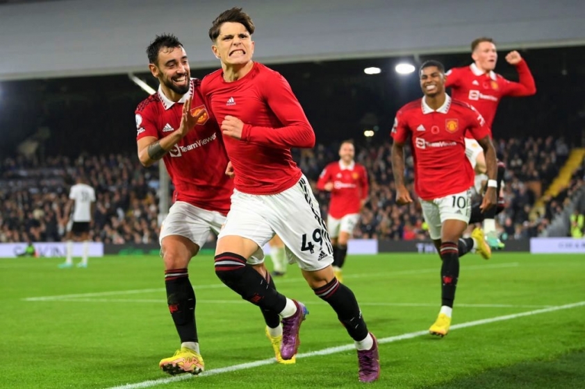 Ronaldo bất ngờ bị 'xát muối' vào tim, đau đớn nhìn Messi được tôn vinh 217505