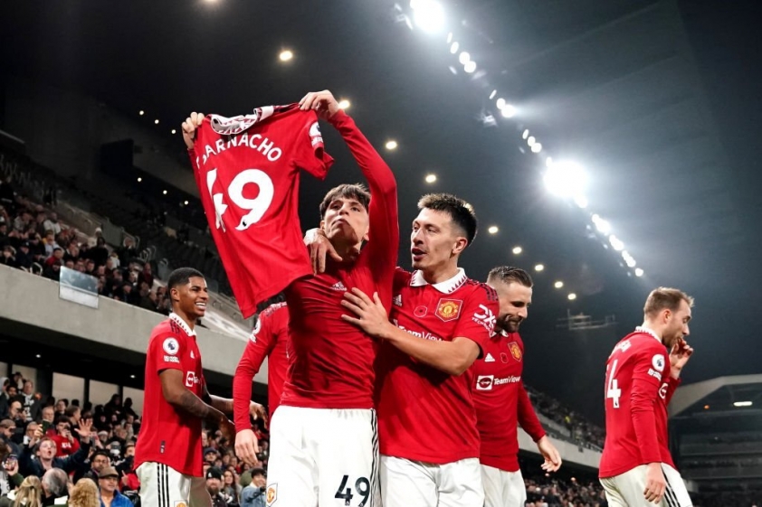 Ronaldo bất ngờ bị 'xát muối' vào tim, đau đớn nhìn Messi được tôn vinh 217506