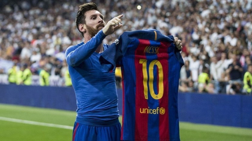 Ronaldo bất ngờ bị 'xát muối' vào tim, đau đớn nhìn Messi được tôn vinh 217509