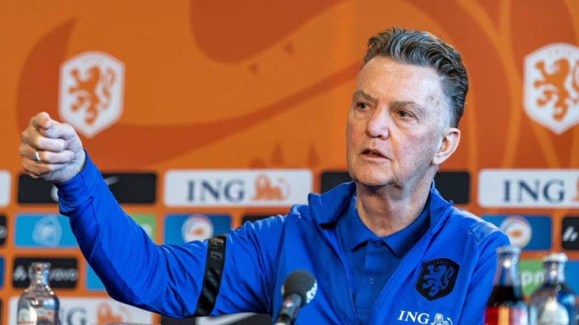 HLV Van Gaal cãi nhau với vợ, bật khóc vì bị MU sa thải 242837