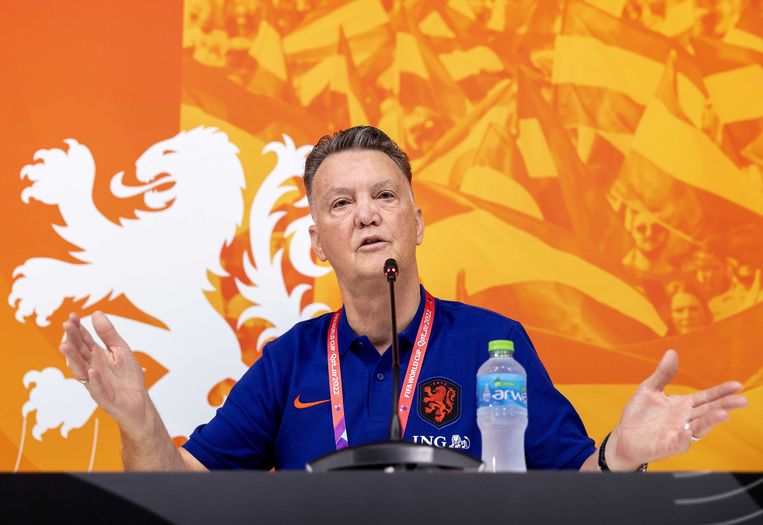 HLV Van Gaal cãi nhau với vợ, bật khóc vì bị MU sa thải 242838