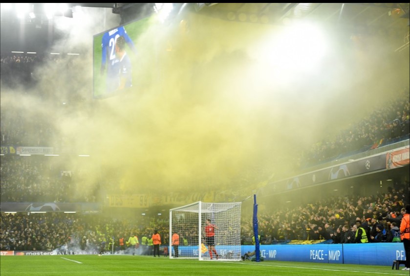 CĐV Dortmund có hành động xấu xí với ngôi sao Chelsea 255911
