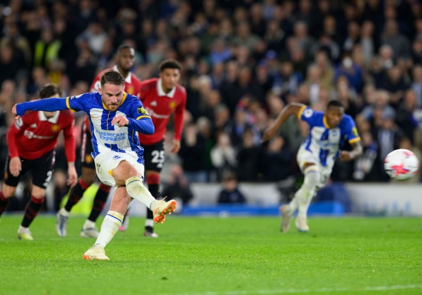 Mac Allister ghi bàn trên chấm phạt đền ở phút 90+7 giúp Brighton giành 3 điểm trước MU. Ảnh: GETTY