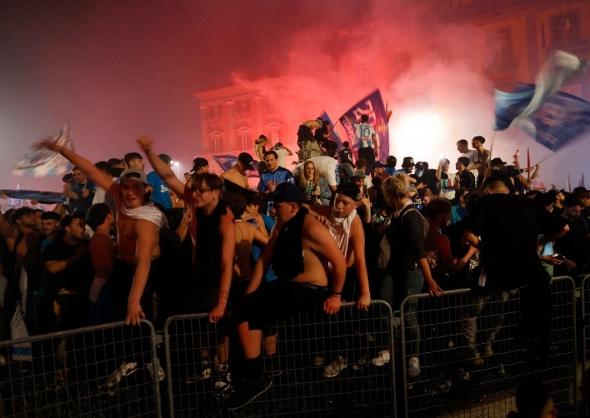 napoli-fans-celebrate-winning-serie-814892097-1683245026.jpg