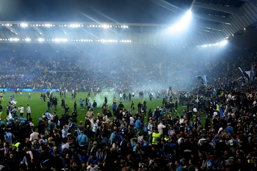 ssc-napoli-fans-seen-pitch-814888279-1683244880.jpg