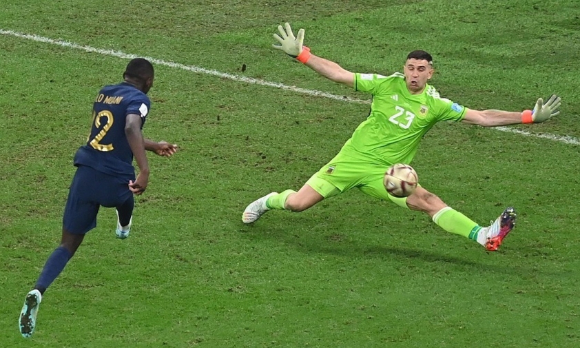 goalkeeper-emiliano-martinez-o-7899-8788-1671435810-1683942809.jpg