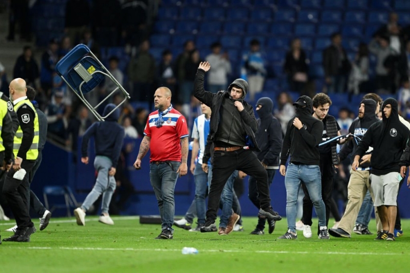 CHÍNH THỨC: Barca vô địch La Liga, CĐV kình địch lao xuống sân ẩu đả 280180
