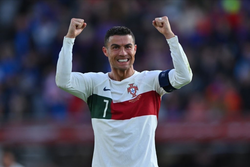 HLV Bồ Đào Nha tiết lộ khiến tất cả 'vỡ òa' về Ronaldo 294680