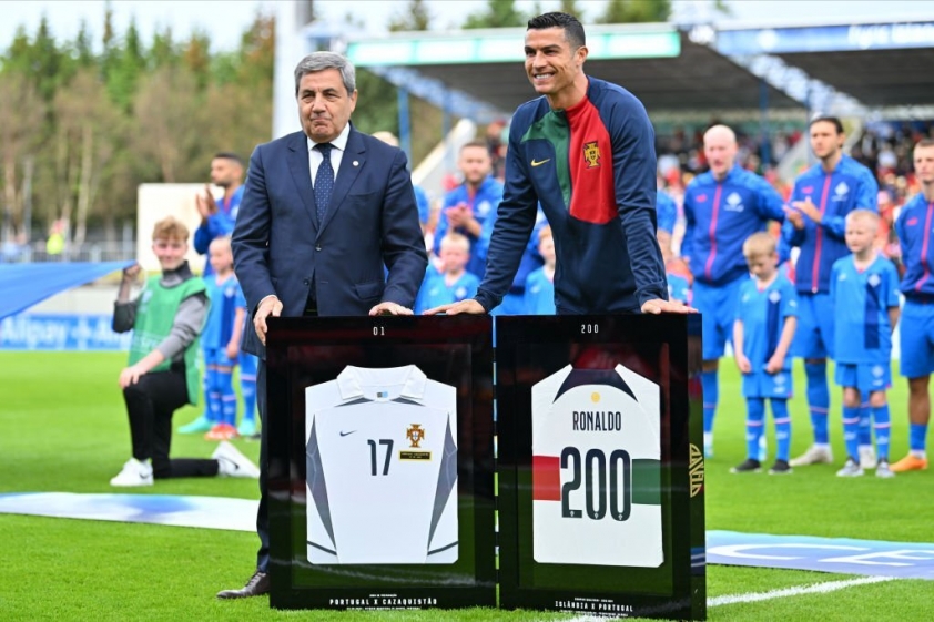 HLV Bồ Đào Nha tiết lộ khiến tất cả 'vỡ òa' về Ronaldo 294681