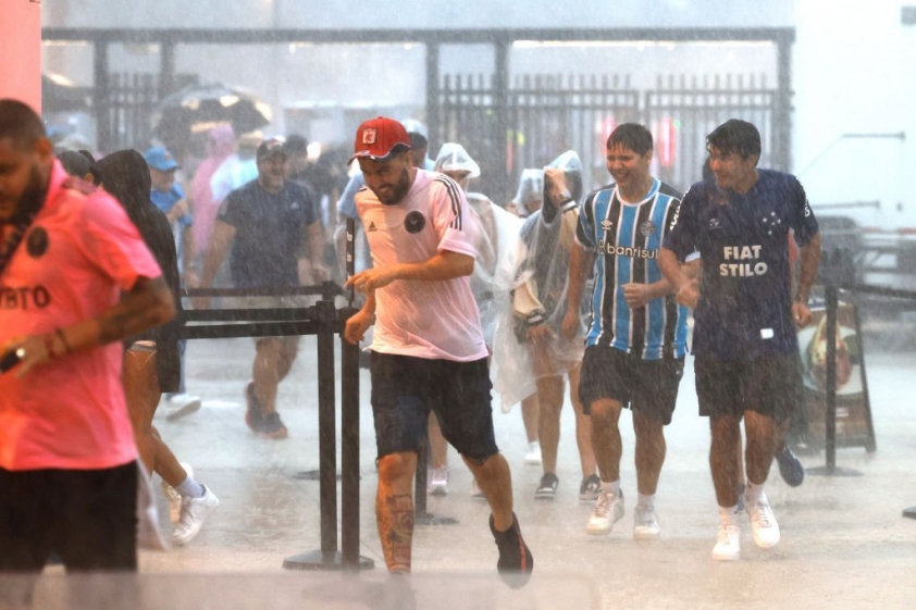 Điên loạn vì Messi, hàng ngàn CĐV cùng làm chung một việc 303938
