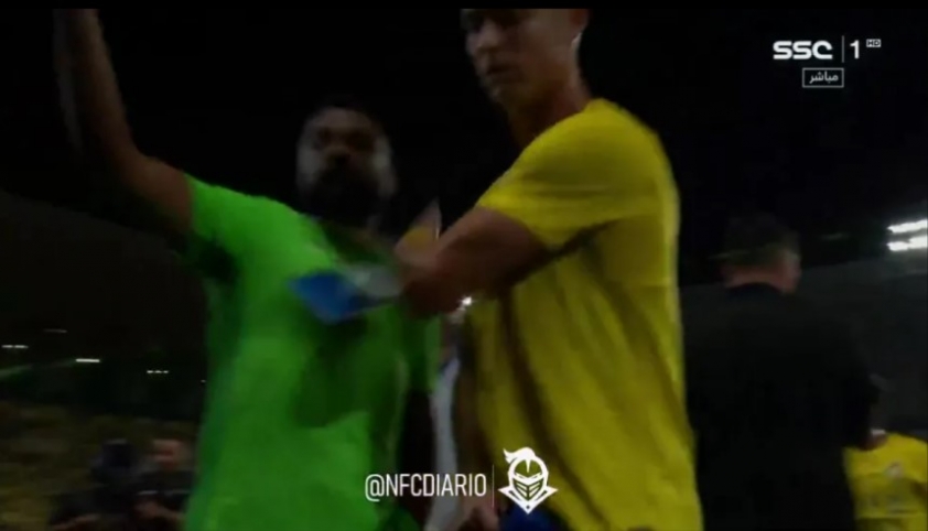 Ronaldo chửi thẳng mặt trọng tài, làm điều không tưởng ngay trên sân 316970