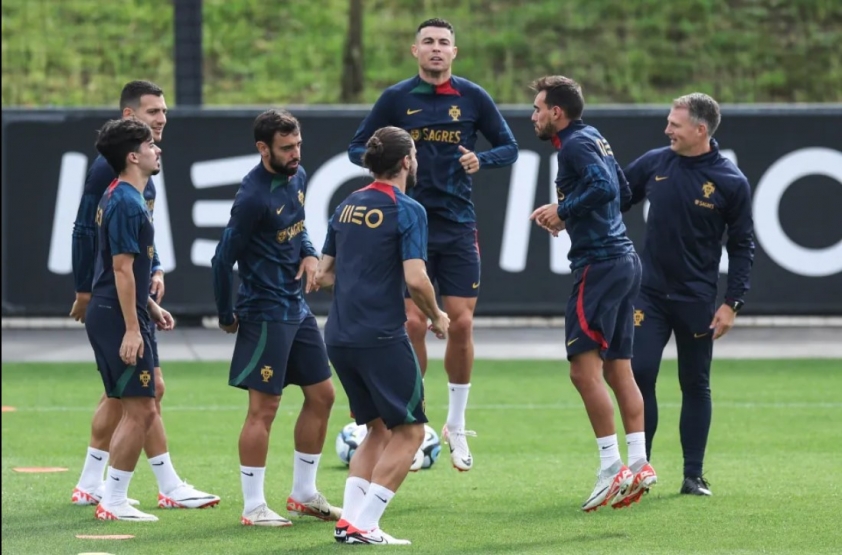 Chính thức rời Al Nassr, Ronaldo 'đoàn tụ' cùng đồng đội cũ ở MU 323073