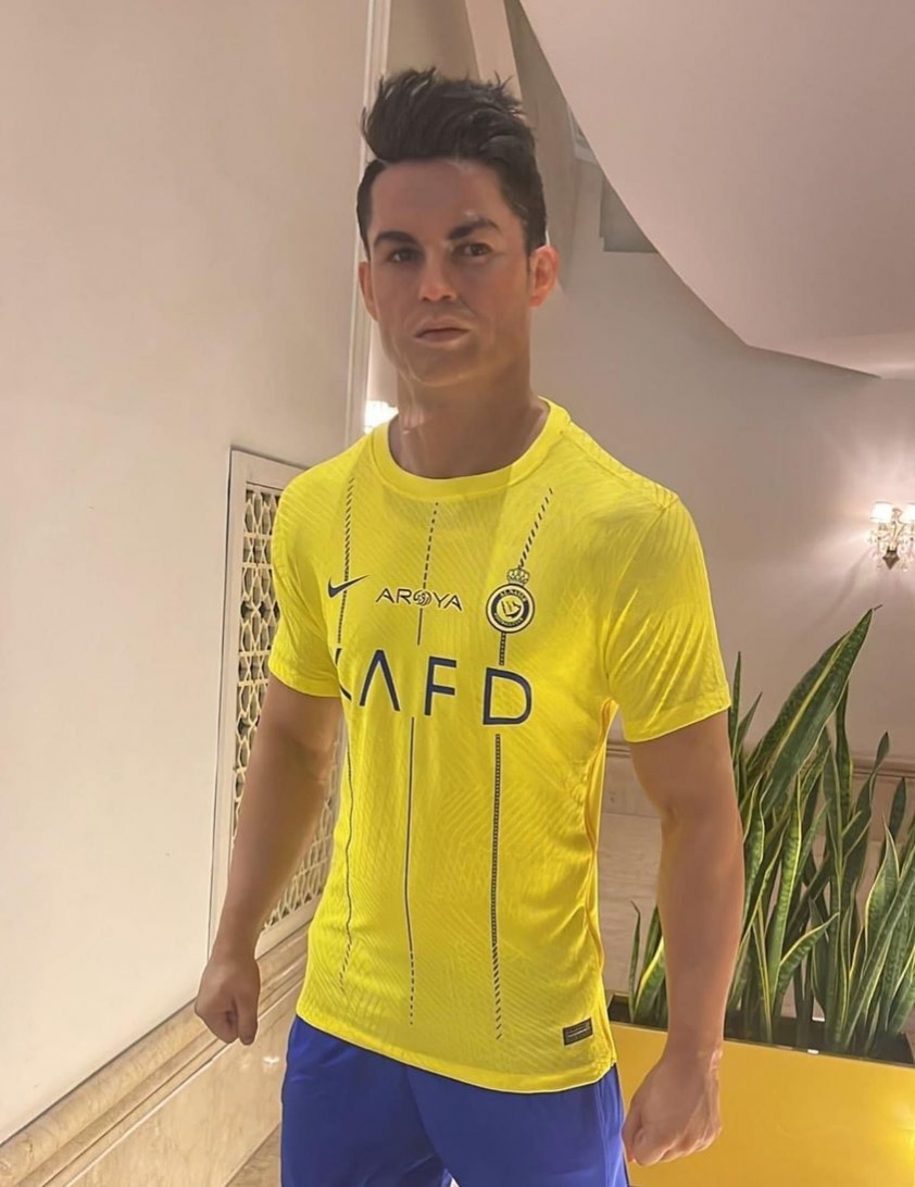 Ronaldo bất ngờ nhận món quà lạ, NHM 'ngã ngửa' vì hình ảnh kỳ quái 335166