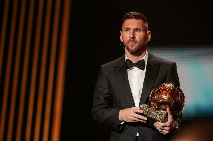 Người hâm mộ Ronaldo phản ứng bất ngờ về Quả bóng vàng thứ 8 của Messi 349690