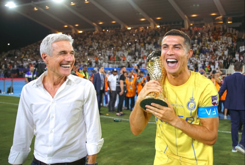 Messi vừa giành bóng vàng, Ronaldo vẫn được công nhận là số 1 thế giới 352891