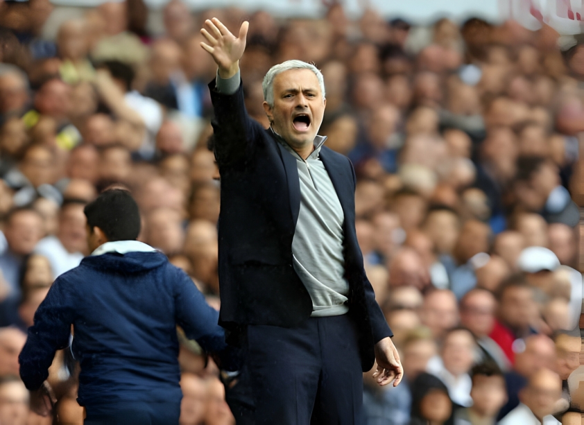 HLV Mourinho có động thái đầu tiên với Roma sau khi bị sa thải 397750