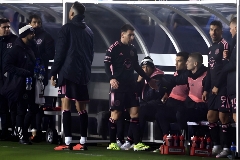 Messi đón 'hat-trick' tin buồn trước màn tái đấu với Ronaldo 398000