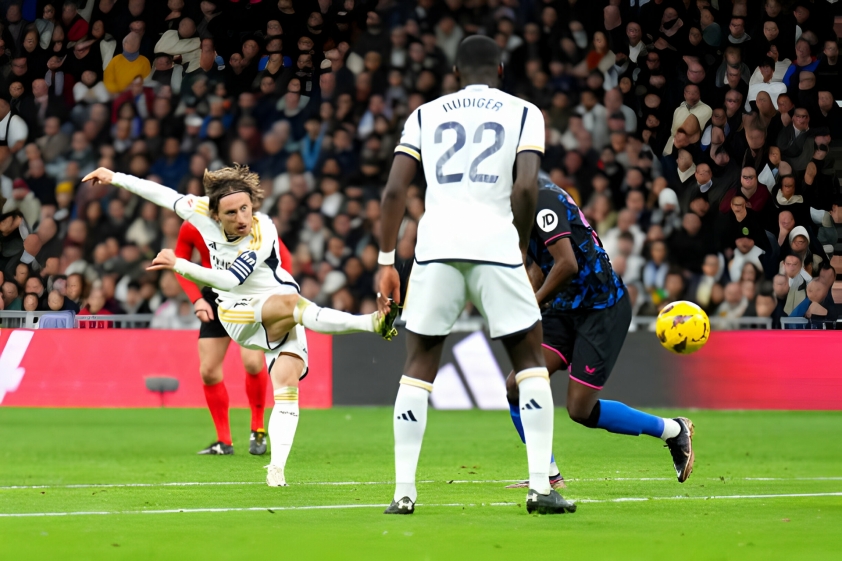 Modric hóa người hùng, Real Madrid xây chắc ngôi đầu La Liga 2023/24 411328