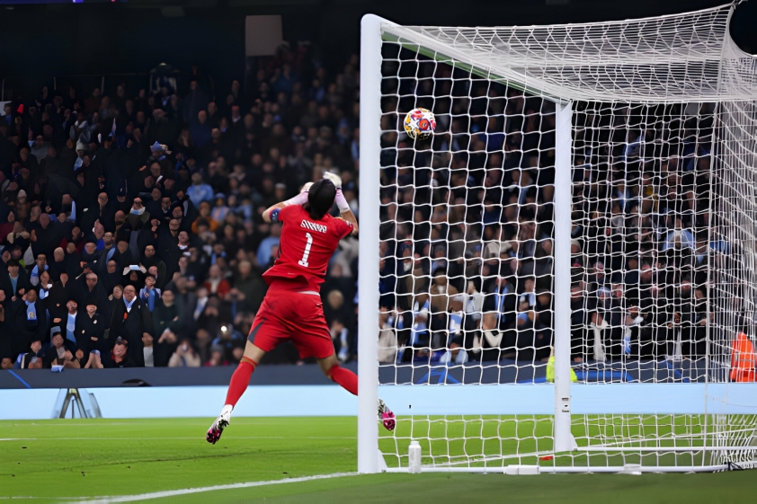 Thủ môn Copenhagen 'hóa Onana' trước Man City tại Champions League 417336