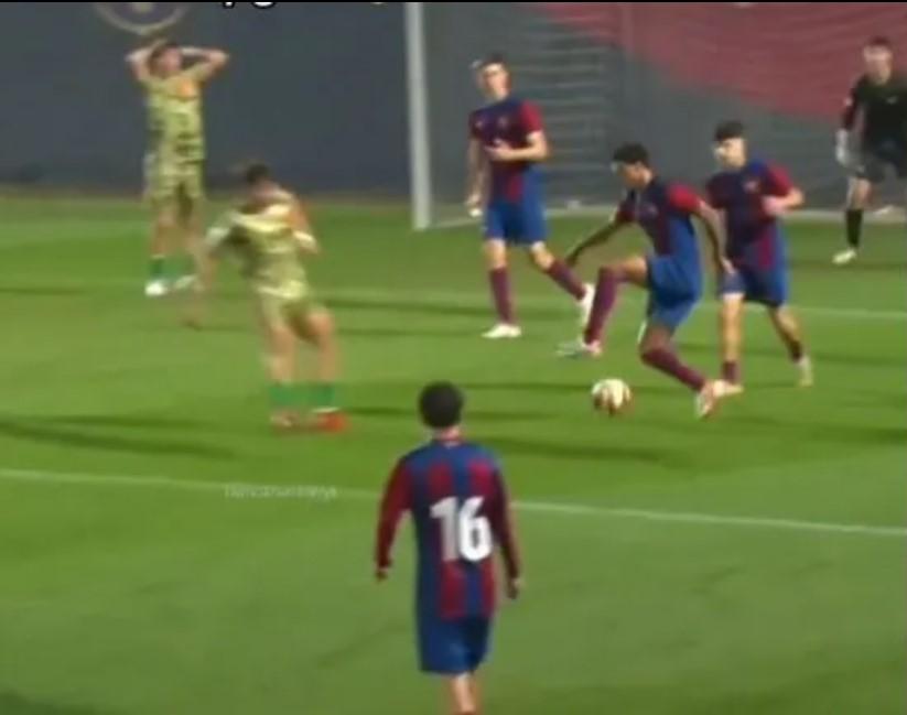 Vừa được Xavi triệu tập, con trai Ronaldinho đã gây sốt tại Barca 435010