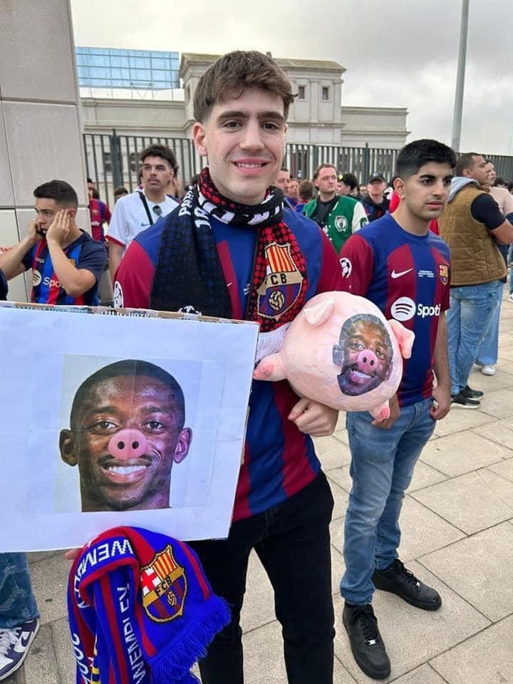 Phát hiện CĐV Barca mang 'đầu lợn', nhắm thẳng vào Dembele 445186