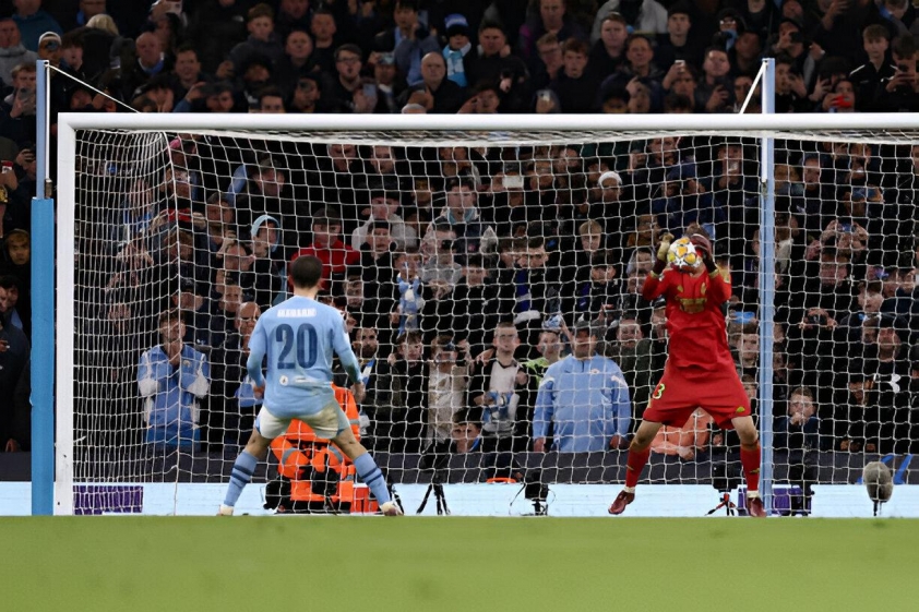 Thủ môn Lunin: 'Chúng tôi đã thảo luận và biết Man City sút hướng nào' 446042