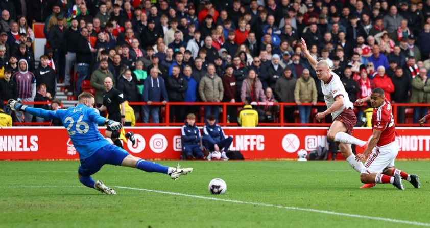 Đả bại Nottingham Forest, Man City tiếp tục duy trì cuộc đua vô địch với Arsenal 453608
