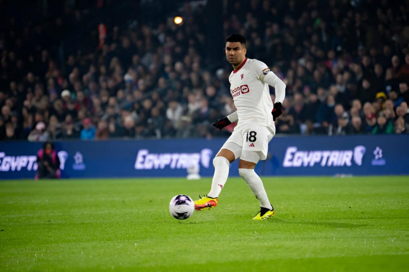 Casemiro nhận 'cơn mưa gạch đá', bị khuyên nên rời MU 457542
