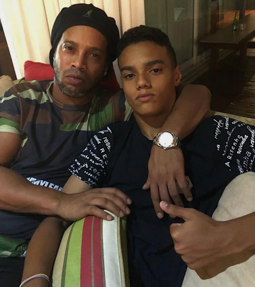FIFA ra luật lạ, con trai Ronaldinho sắp rơi vào đường cùng 518837