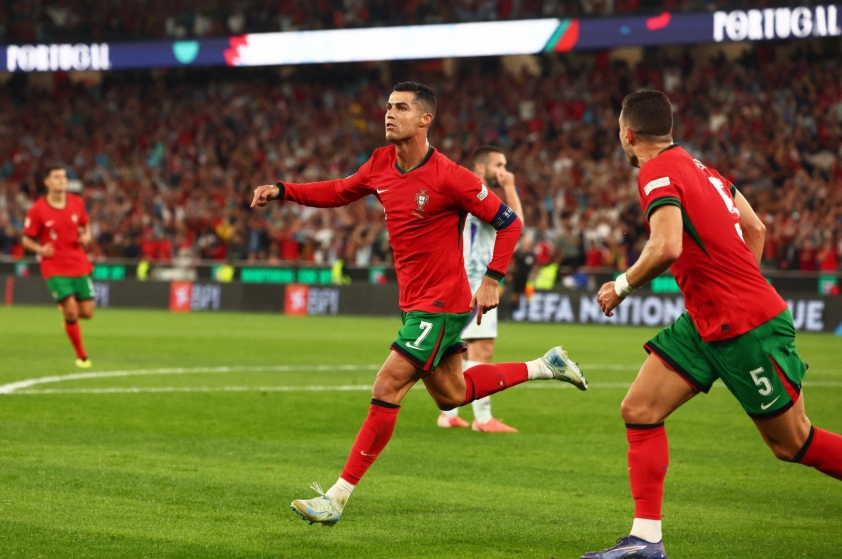 Lionel Messi? Ronaldo thừa nhận cầu thủ xuất sắc nhất từng chứng kiến 524843