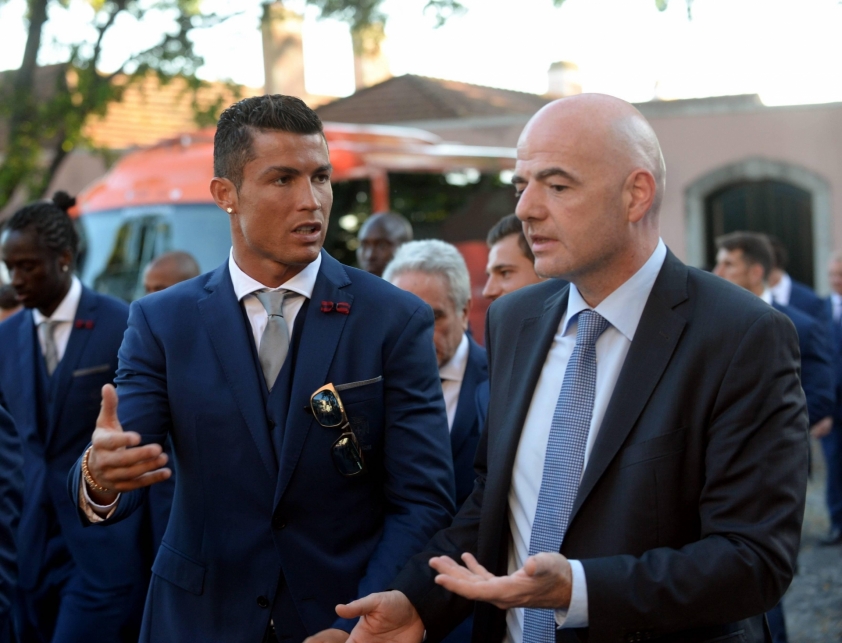 Chủ tịch FIFA gây tranh cãi, tuyên chiến với Ronaldo? 571025