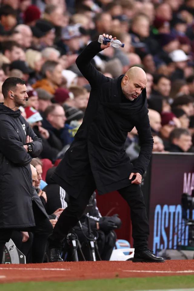 Pep Guardiola suýt bật khóc, hành động mất kiểm soát ngay trên sân 572754