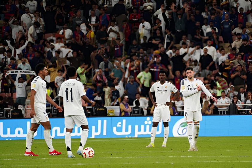 Cầu thủ Real Madrid 'không hài lòng với Ancelotti' vì thiên vị 582671
