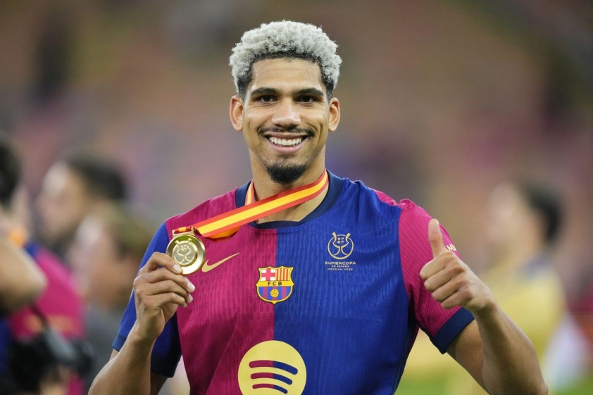 MU bạo chi 100 triệu Euro cho 'quái vật phòng ngự' của Barca 596041