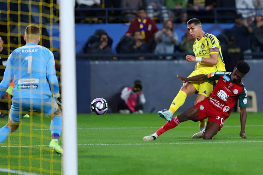 Ronaldo im tiếng, Al Nassr thua 'muối mặt' trên sân nhà 596278