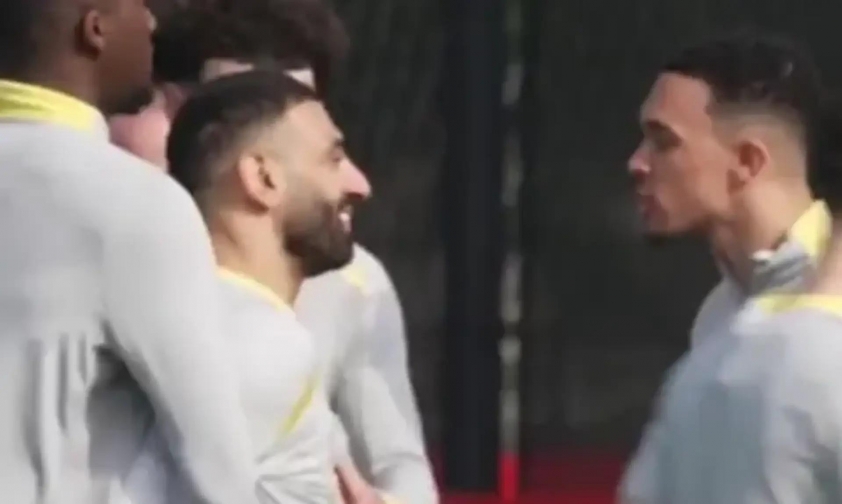 Salah và Arnold suýt 'tẩn nhau' trong buổi tập của Liverpool 603077