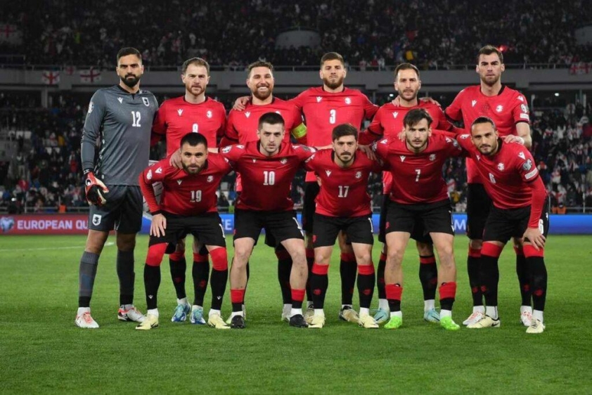 Trận đấu tại Nations League chứng kiến bạo loạn, CĐV tràn hẳn vào sân 609681