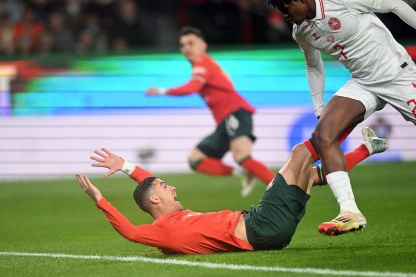 Quá tinh quái, Ronaldo bị tân binh MU cáo buộc 'ăn vạ' 610449