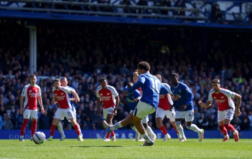 Mất điểm tai hại, Arsenal buông xuôi cuộc đua vô địch Ngoại hạng Anh 615943