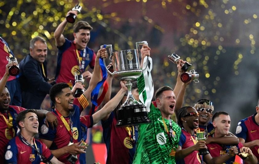 Hansi Flick thốt lên 1 điều về Ancelotti sau khi Barca vô địch Cúp nhà Vua 626613