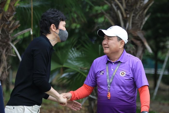 Ông Park Choong-Kyun chính thức ngồi vào ghế nóng Hà Nội FC thay cho HLV Hoàng Văn Phúc