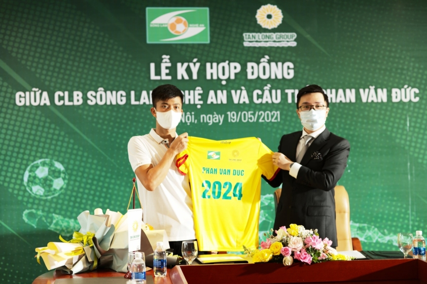 Phan Văn Đức chính thức đặt bút ký vào bản hợp đồng 3 năm với đội chủ sân Vinh (Ảnh: FB CLB)