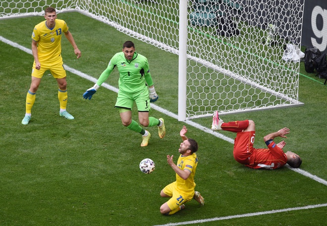 2021_06_17T141542Z_1485532757_UP1EH6H13M4GE_RTRMADP_3_SOCCER_EURO_UKR_MKD_REPORT