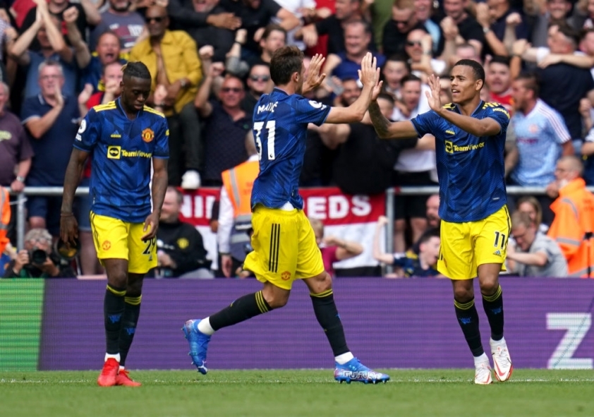 Man Utd may mắn có trận hòa trên sân St Mary