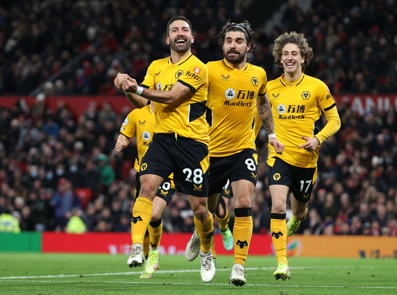 mu-qua-te-thua-be-mat-truoc-wolves-1