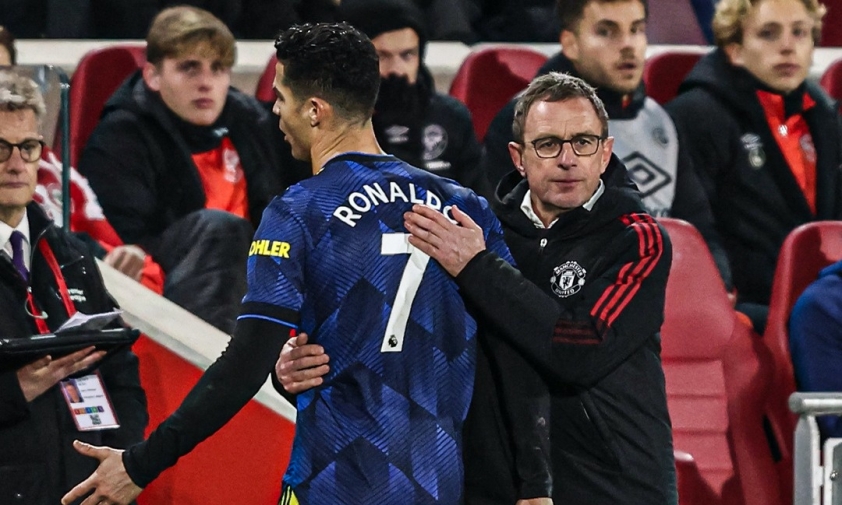 Ronaldo tỏ ra không vui khi bị thay ra từ phút 71