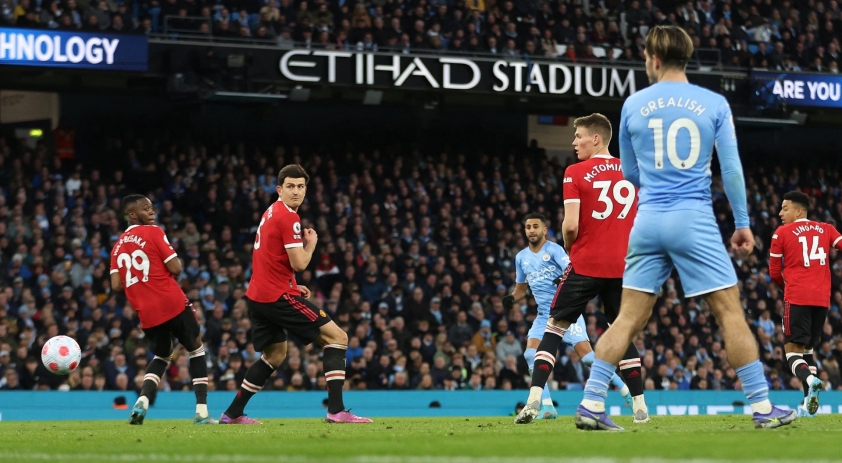 Man Utd hoàn toàn lép vế trước 'gã hàng xóm'